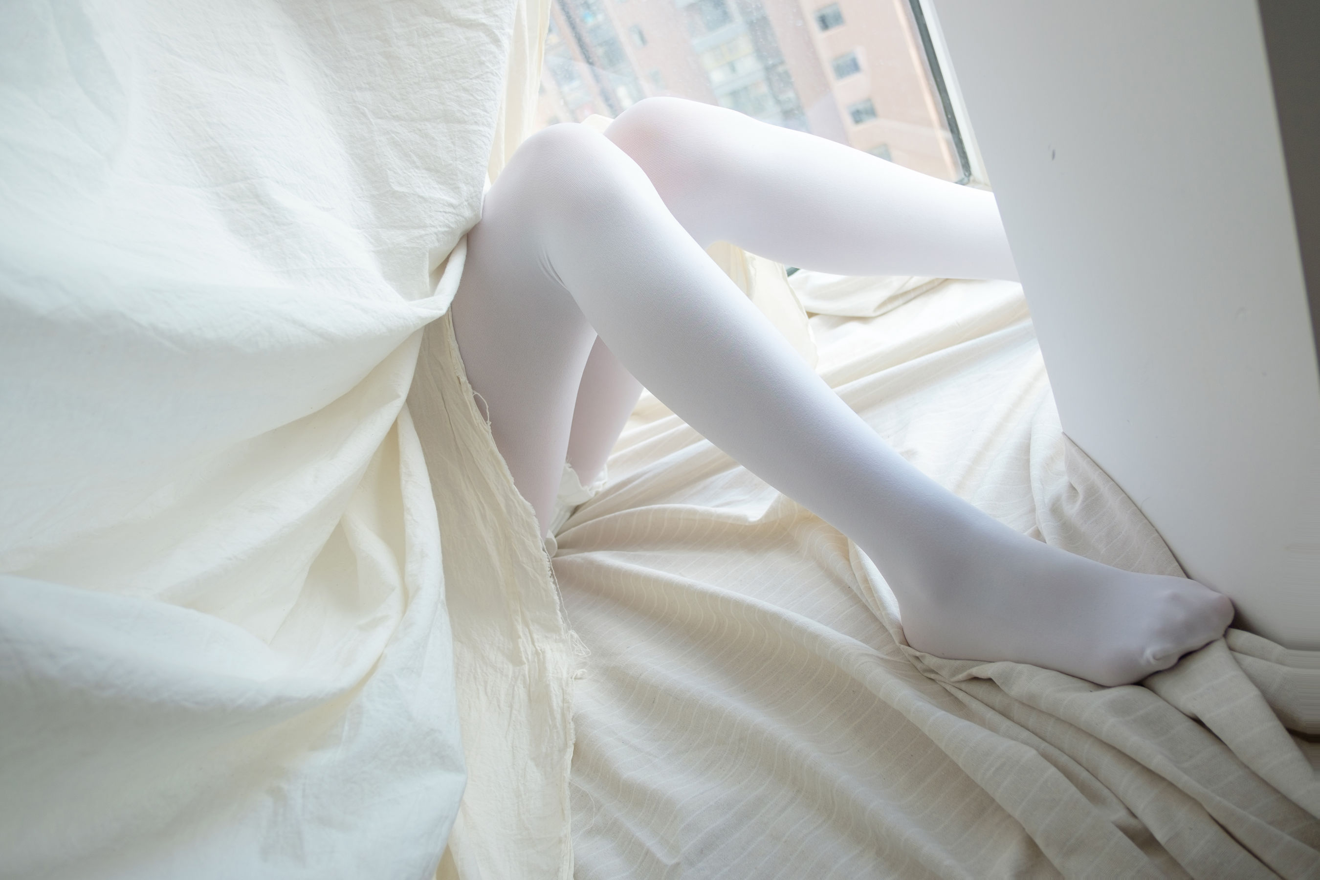 [森萝财团] R15-018 窗台上的白丝少女
